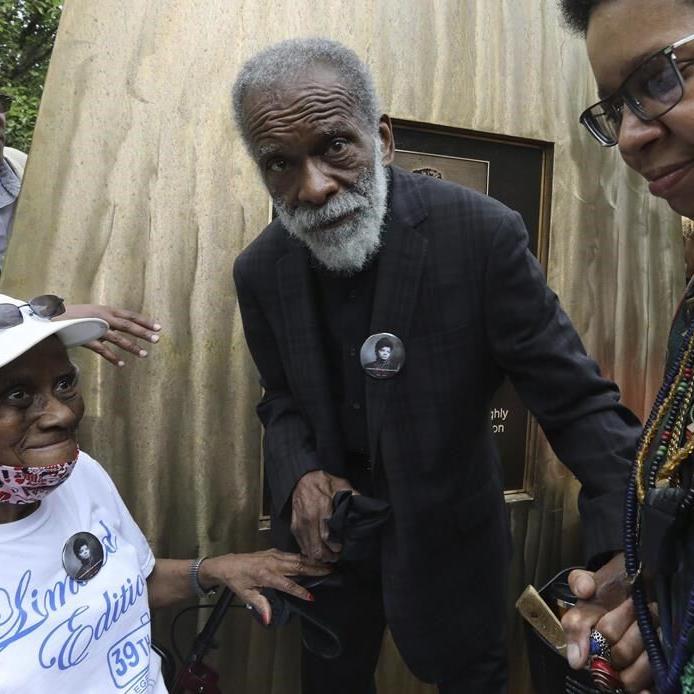 Prolific Chicago sculptor whose public works explored civil rights, Richard Hunt dies at 88